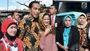 Presiden Jokowi dan Ibu Iriana foto bersama dengan tamu undangan saat menghadiri resepsi pernikahan Novie Ayu Anggraini dan Adrian Anandika Manurung di Lenteng Agung, Jakarta, Jumat (16/2). (Liputan6.com/Pool/Biro Pers Setpres)
