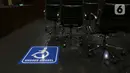 Stiker khusus disabilitas terpasang di ruang sidang Prof Dr Kusumahatmaja Pengadilan Negeri Jakarta Pusat, Kamis (25/3/2021). Dengan fasilitas ini diharapkan warga disabilitas dapat mengakses seluruh layanan, termasuk persidangan secara mandiri. (Liputan6.com/Helmi Fithriansyah)
