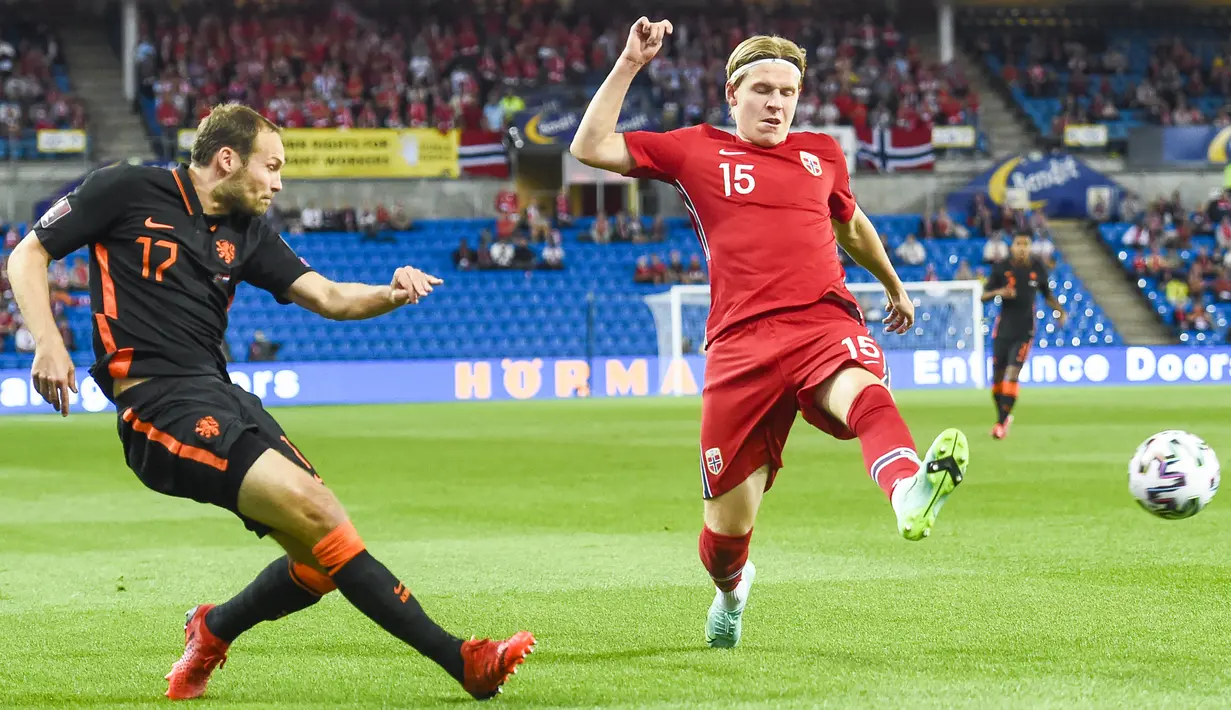 Pemain Belanda Daley Blind (kiri) berebut bola dengan pemain Norwegia Jens Petter Hauge pada pertandingan kualifikasi Piala Dunia 2022 di Stadion Ullevaal, Oslo, Norwegia, Rabu (1/9/2021). Pertandingan berakhir dengan skor 1-1. (Fredrik Varfjell/NTB via AP)