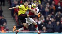Bek Arsenal, Rob Holding, berebut bola dengan striker Watford, Richarlison, pada laga Preimer League di Stadion Emirates, Minggu (11/3/2018). Arsenal menang 3-0 atas Watford. (AP/Matt Dunham)