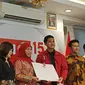 Ketum PSI Kaesang Pangarep menyerahkan SK dukungan terhadap pasangan petahana Khofifah Indar Parawansa-Emil Dardak untuk kembali maju di Pilgub Jatim 2024. (Merdeka.com)