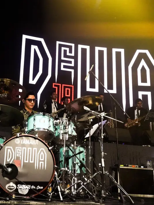 Al Ghazali, mengenakan kacamata hitam tampil sebagai bintang tamu di konser Dewa 19. (Foto: Instagram/@duljaelani)