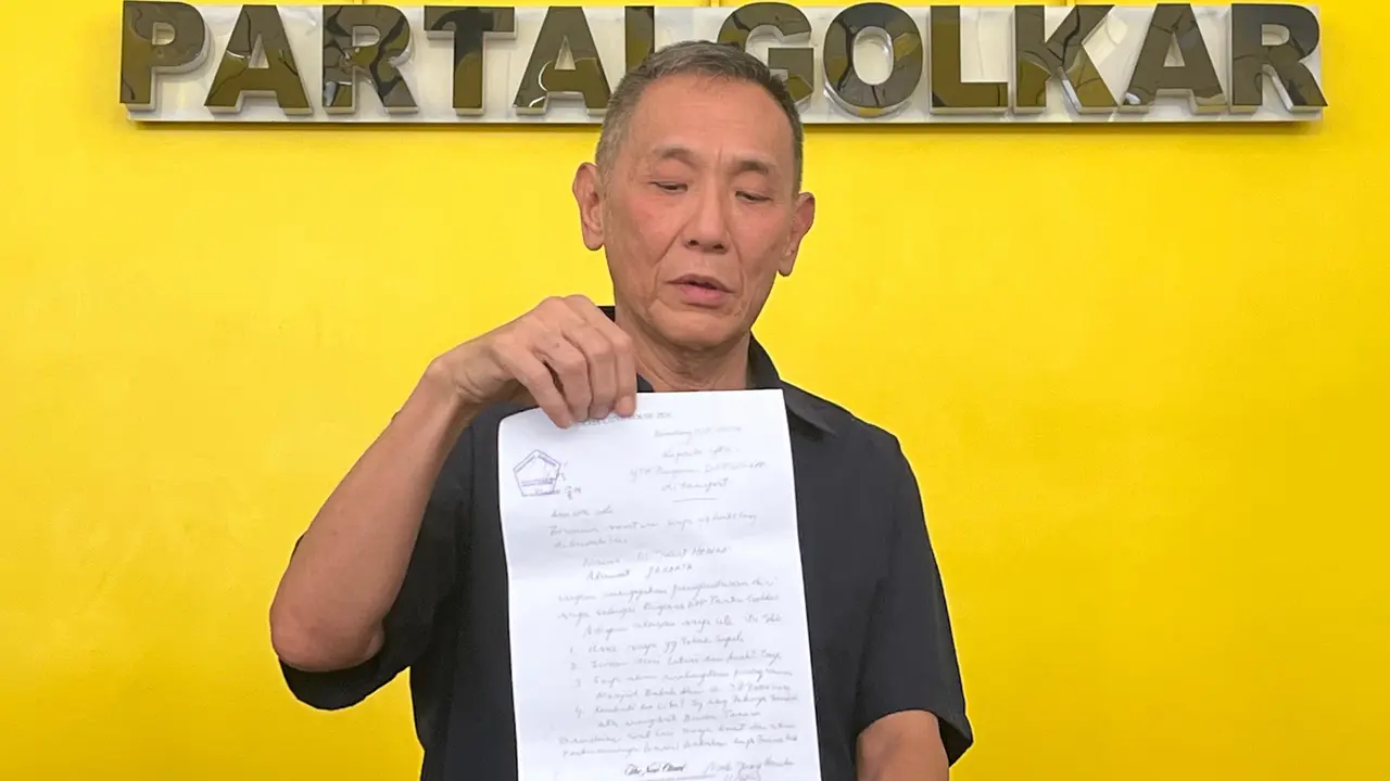 Politikus Partai Golkar Jusuf Hamka atau yang akrab disapa Babah Alun menyerahkan surat pengunduran dirinya sebagai kader Partai Golkar.