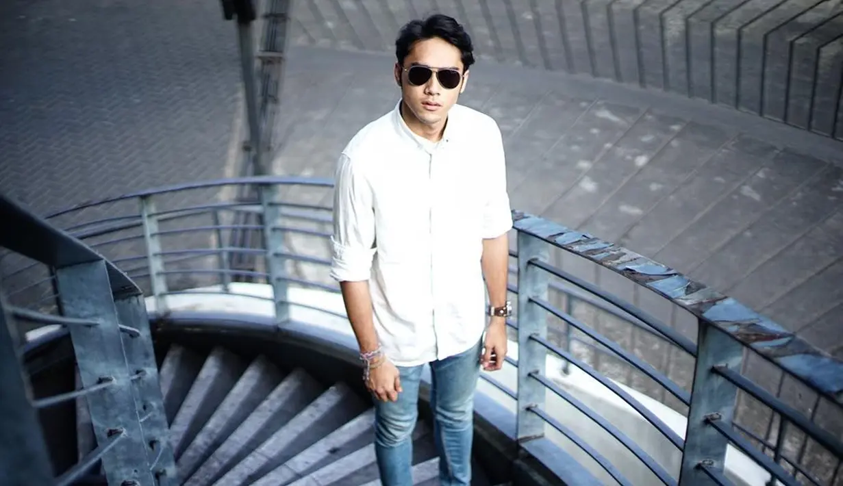 Enggak selalu baju santai, kacamata hitam juga bisa dipadukan dengan pakaian semi forma, yaitu kemeja. Menggunakan kemeja putih, celana jenas dan kacama hitam penampilan casual namun elegan terlihat dari aktor kelahiran 27 Desember 1996 ini. (Liputan6.com/IG/@megantaraaa)