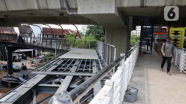 Melihat Pembangunan Skywalk Penghubung Stasiun dengan Halte di Kebayoran Lama