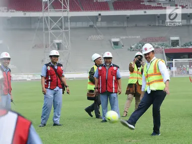 Menpora Imam Nahrawi (kanan) menendang bola saat meninjau perkembangan renovasi Stadion Utama Gelora Bung Karno, Jakarta, Selasa (8/8). Saat ini, renovasi telah mencapai 80% dan ditargetkan rampung pada akhir 2017. (Liputan6.com/Helmi Fithriansyah)