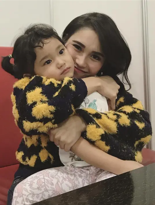 Duh, siapa sih yang tidak ingin dipeluk sama ibu. Jadi ingat ibu di rumah. (Foto: instagram.com/ayutingting92)