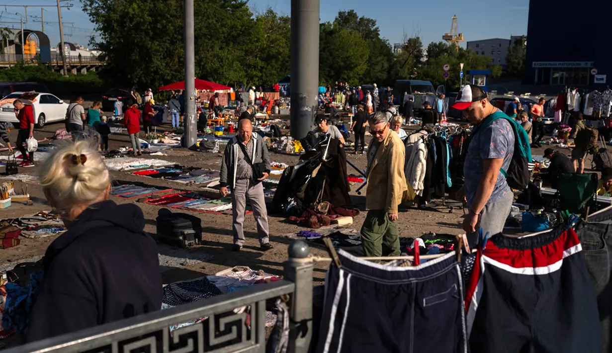 Lingkungan Pochaina di Kiev menjadi hidup setiap akhir pekan saat ratusan orang berduyun-duyun ke pasar loaknya yang terkenal untuk mencari barang-barang. (AP Photo/Jae C. Hong)
