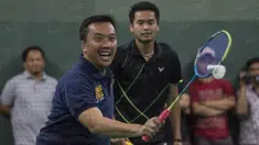 Menpora Imam Nahrawi, bersama peraih medali emas Olimpiade 2016, Tontowi Ahmad, bertanding melawan peraih medali emas Olimpiade 1992, Susy Susanti dan Alan Budikusuma di Lapangan Kemenpora, Jakarta, Jumat (30/12/2016). (Bola.com/Vitalis Yogi Trisna)