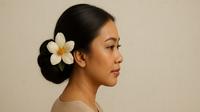 Model Rambut Sanggul Sederhana dengan Aksen Bunga untuk Rayakan 17 Agustus 2025 Kemerdekaan HUT RI ke-80