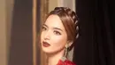 Bak putri kerajaan, wanita berusia 30 tahun ini tampil elegan dengan tatanan rambut rapi serta gaun merah yang memperlihatkan pundaknya. (Liputan6.com/IG/@ramadhaniabakrie)