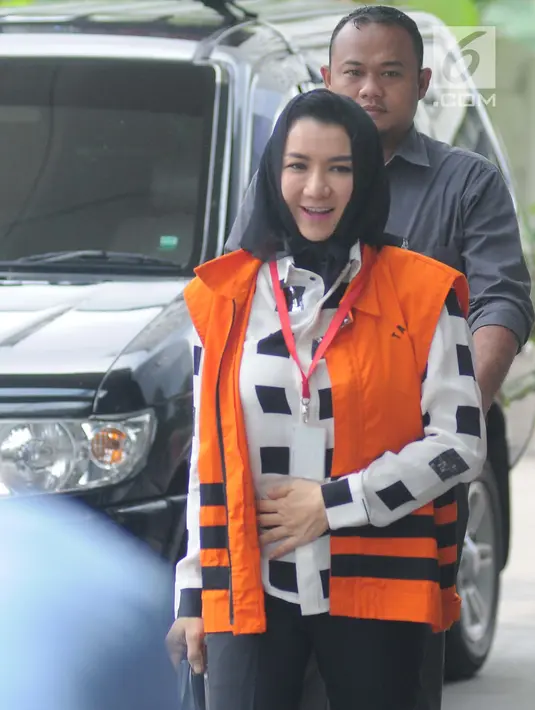 Bupati (nonaktif) Kutai Kartanegara, Rita Widyasari mendatangi Gedung KPK untuk menjalani pemeriksaan, Jakarta, Selasa (30/1). KPK terus mendalami terkait penerimaan dan kepemilikan aset Rita Widyasari. (Liputan6.com/Herman Zakharia)
