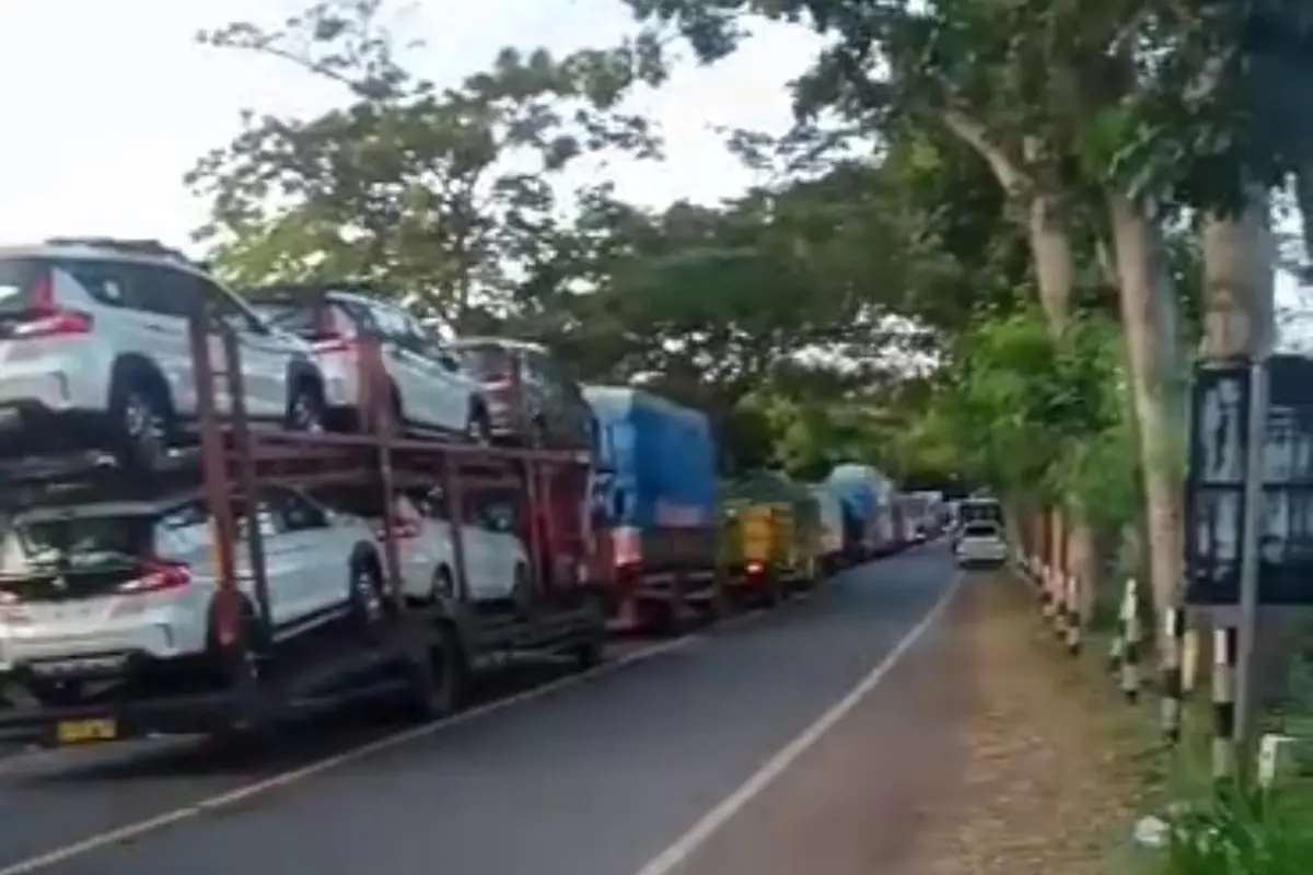 Antrean kendaraan yang hendak menuju Pelabuhan Ketapang mengular hingga kawasan wisata Watudodol (Istimewa)