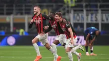 Para pemain AC Milan - Strahinja Pavlovic (kiri), Fikayo Tomori, dan Matteo Gabbia - merayakan hasil pertandingan setelah duel Serie A kontra Inter Milan, Senin (24/11/2025) dini hari WIB.