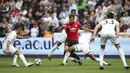 Pemain Manchester United, Henrikh Mkhitaryan berusaha keluar dari kepungan para pemain Swansea City pada lanjutan Premier League di Liberty Stadium, Swansea, (19/8/2017). (Nick Potts/PA via AP)