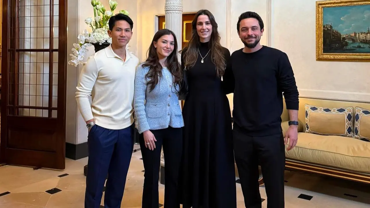 Putri Rajwa dan Pangeran Hussein bersama Pangeran Abdul Mateen serta Anisha Rosnah