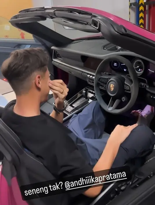 <p>Andhika memang mempunyai minat di bidang otomotif. DIrinay terlihat memperhatikan setiap detail di mobil barunya. [Foto: instagram.com/ussypratama]</p>