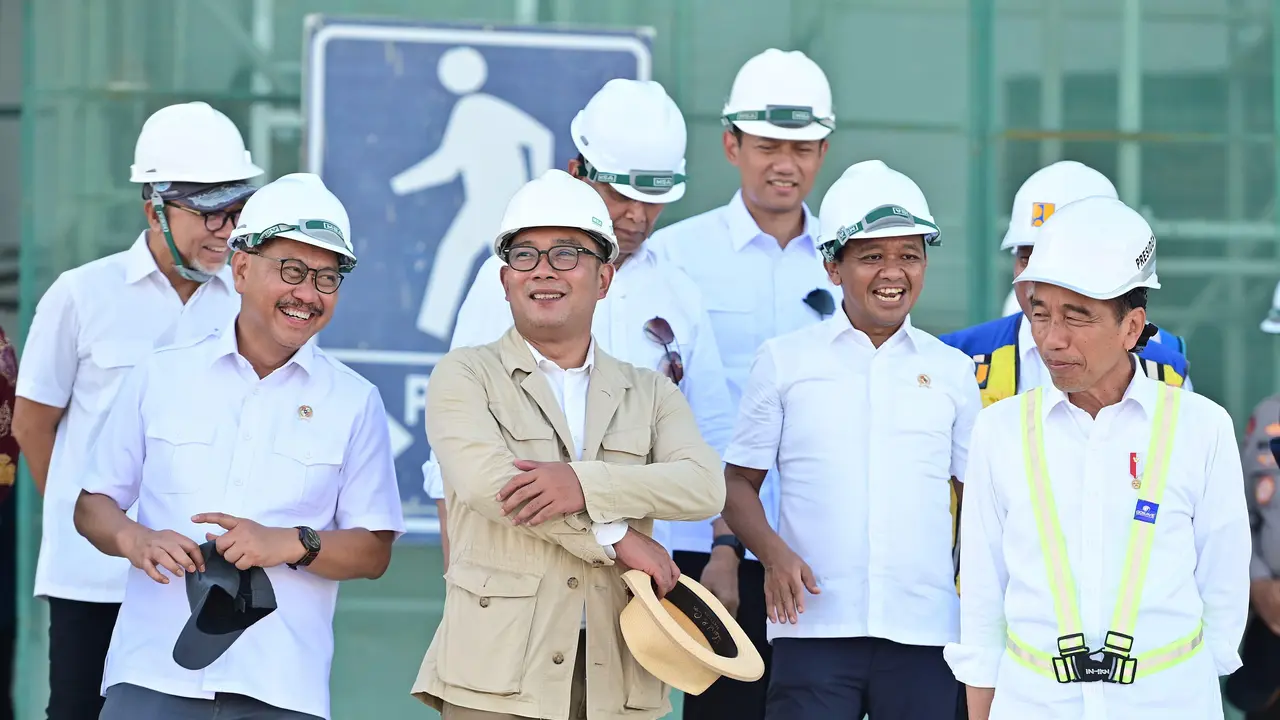 Presiden Jokowi meninjau langsung lapangan upacara berikut Istana Presiden di Kawasan IKN.