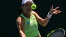 Memulai pertandingan dengan semangat tinggi, Janice Tjen berhasil menyamakan beberapa poin kritis. Tampak dalam foto, petenis Indonesia, Janice Tjen memukul bola saat bertanding melawan Karolina Pliskova dari Republik Ceko selama pertandingan babak kedua tunggal putri turnamen tenis Australian Open 2026, di Melbourne, Kamis (22/1/2026). (Paul Crock/AFP)