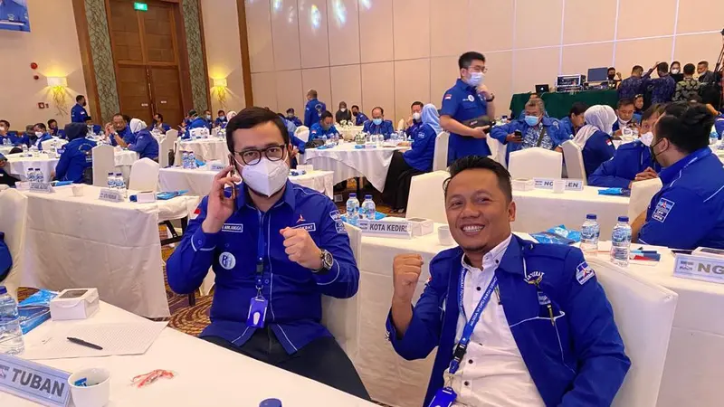 Ketua DPC Demokrat Kabupaten Kediri Yakup (kanan) bersama Bayu Airlangga. (Dian Kurniawan/Liputan6.com).
