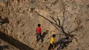 Warga Palestina memeriksa kerusakan akibat serangan Israel di Khan Younis, Jalur Gaza selatan, Selasa 19 Mei 2026. (AP Photo/Abdel Kareem Hana)