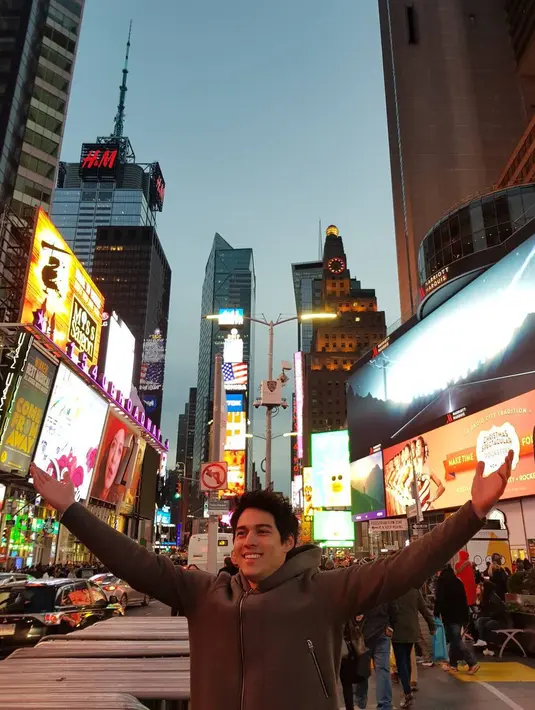 Pengambilan gambar di negeri Paman Sam itu selama 10 hari. Ini juga menjadi pengalaman pertamanya menjalani syuting di New York. Apalagi cuaca yang tidak bisa diperediksi. (Instagram/bouttier_maxime)