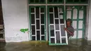 Keputusan untuk meliburkan sekolah dikarenakan air sudah masuk ke dalam ruang-ruang kelas. Salah satu sekolah yang terendam banjir yakni SDN Tempuran dan Taman Kanak-Kanak (TK) Pembina II Sooko. (Juni KRISWANTO/AFP)