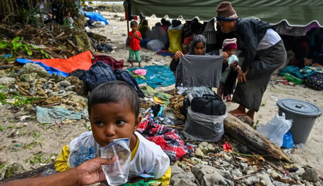 Warga desa memberi bantuan darurat untuk sementara. Namun, mereka tak bisa menampung para pengungsi. (CHAIDEER MAHYUDDIN/AFP)