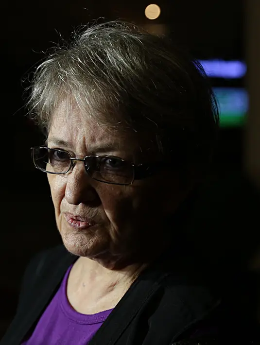 "Karena kan dimakaminnya islam, di tpu kampung kandang kan kristen. kemarin ibunya yang udah mesen (TPU Kampung Kandang)," tutur Jessie, sahabat Yana Zein di rumah duka Rumah Sakit Fatmawati, Jakarta Selatan, Jumat (2/6/2017). (Deki Prayoga/Bintang.com)