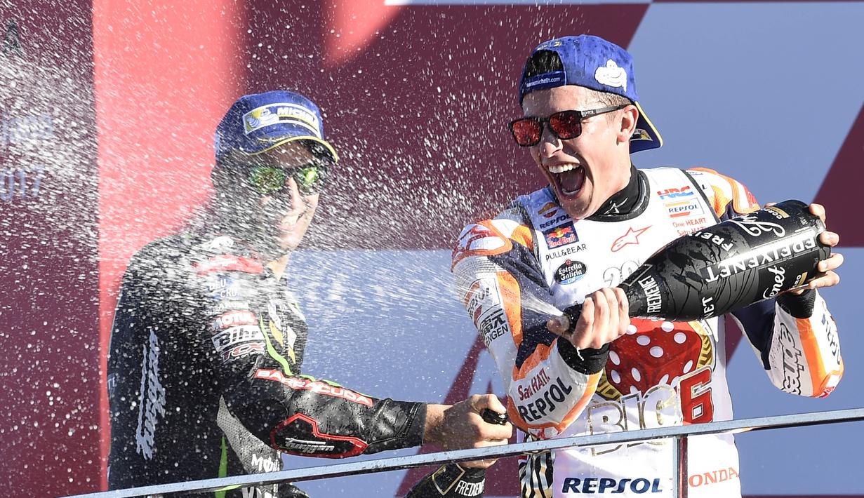 Marc Marquez dengan menyemprotkan champagne usai meraih gelar juara dunia MotoGP 2017 pada balapan MotoGP Valencia di Ricardo Tormo Circuit, Cheste, (12/11/2017). Gelar tersebut merupakan yang keempat buat Marquez di MotoGP. (AFP/Jose Jordan)