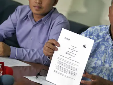 Pelapor Perlindungan Hak Peradi, Iskandar Sonhaji menunjukkan surat kesepakatan antara Peradi dan Polri terkait penyidikan terhadap provesi advokat, Gedung YLBHI, Jakarta, Jumat (13/2/2015). (Liputan6.com/Faizal Fanani)