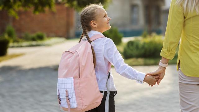 Ilustrasi hari pertama di sekolah, orang tua mengantar anak ke sekolah