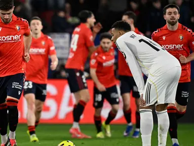 Reaksi penyerang Real Madrid asal Prancis, Kylian Mbappe terhadap gol kedua Osasuna yang dicetak oleh Raul Garcia selama pertandingan pekan ke-25 La Liga 2025/2026 di Stadion El Sadar, Pamplona pada Sabtu 21 Februari 2026 waktu setempat atau Minggu (22/2/2026) dini hari WIB. Bertandang ke markas Osasuna, Real Madrid tersungkur. (ANDER GILLENEA/AFP)