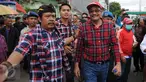 Cagub DKI Jakarta Nomor Urut Dua Djarot Saiful Hidayat saat melakukan blusukan di Rawa Terate, Jakarta, Kamis (12/1). Saat blusukan warga mendoakan pasangan nomer urut dua tersebut menang di Pilkada DKI Jakarta tahun 2017. (Liputan6.com/Gempur M Surya)