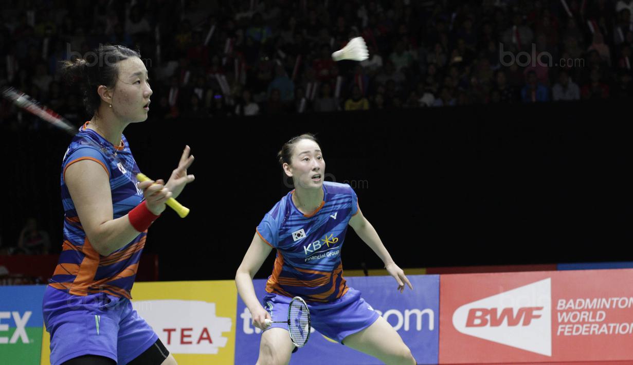Ganda putri Korsel, Lee So-hee/Shin Seung-chan saat melawan wakil Indonesia, Greysia Polii/Apriyani Rahayu, pada laga Indonesia Masters 2018 di Istora Senayan, Sabtu (27/1/2018). Greysia/Apriyani menang 21-11, 17-21, 21-17. (Bola.com/M Iqbal Ichsan)