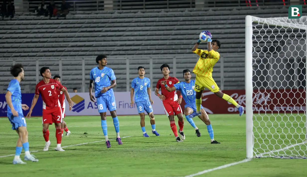Kiper India, Kaithamalai Mohanraj menangkap bola dalam laga uji coba melawan Timnas Indonesia di Stadion Madya, Senayan, Jakarta, Jumat (10/10/2025). (Bola.com/Muhammad Iqbal Ichsan)