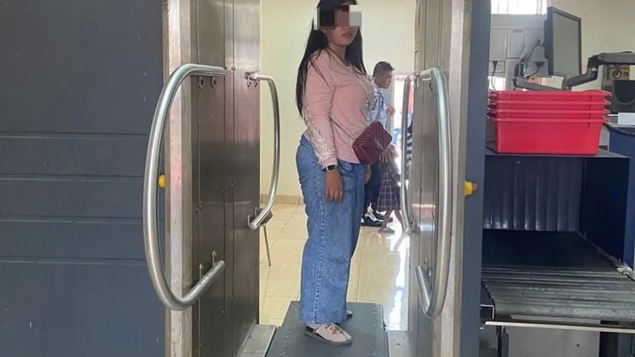 MJ berupaya menyelundupkan dua ponsel ke Rutan Surabaya. (Istimewa)