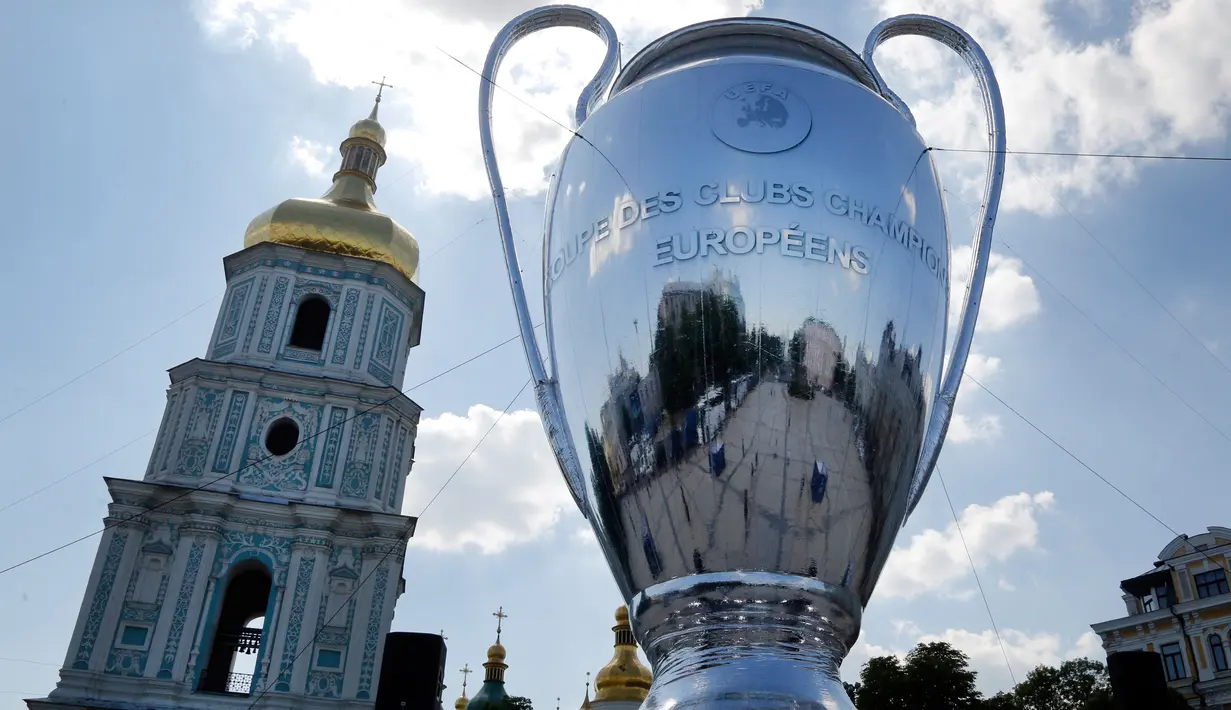 Replika raksasa trofi c ditempatkan di depan Katedral St Sophia, di Kiev, Ukraina, (23/5). Liverpool akan bertanding melawan Real Madrid di Final Liga Champions pada 26 Mei di stadion Olympiyski di Kiev. (AP Photo / Efrem Lukatsky)