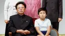 Foto yang diambil pada tanggal 19 Agustus 1981 dan dirilis ke AFP pada tahun 2000 menunjukkan pemimpin Korea Utara Kim Jong-Il bersama anaknya, Kim Jong-Nam saat potret keluarga di Pyongyang. (AFP PHOTO / Handout /  - South Korea OUT - North Korea OUT)