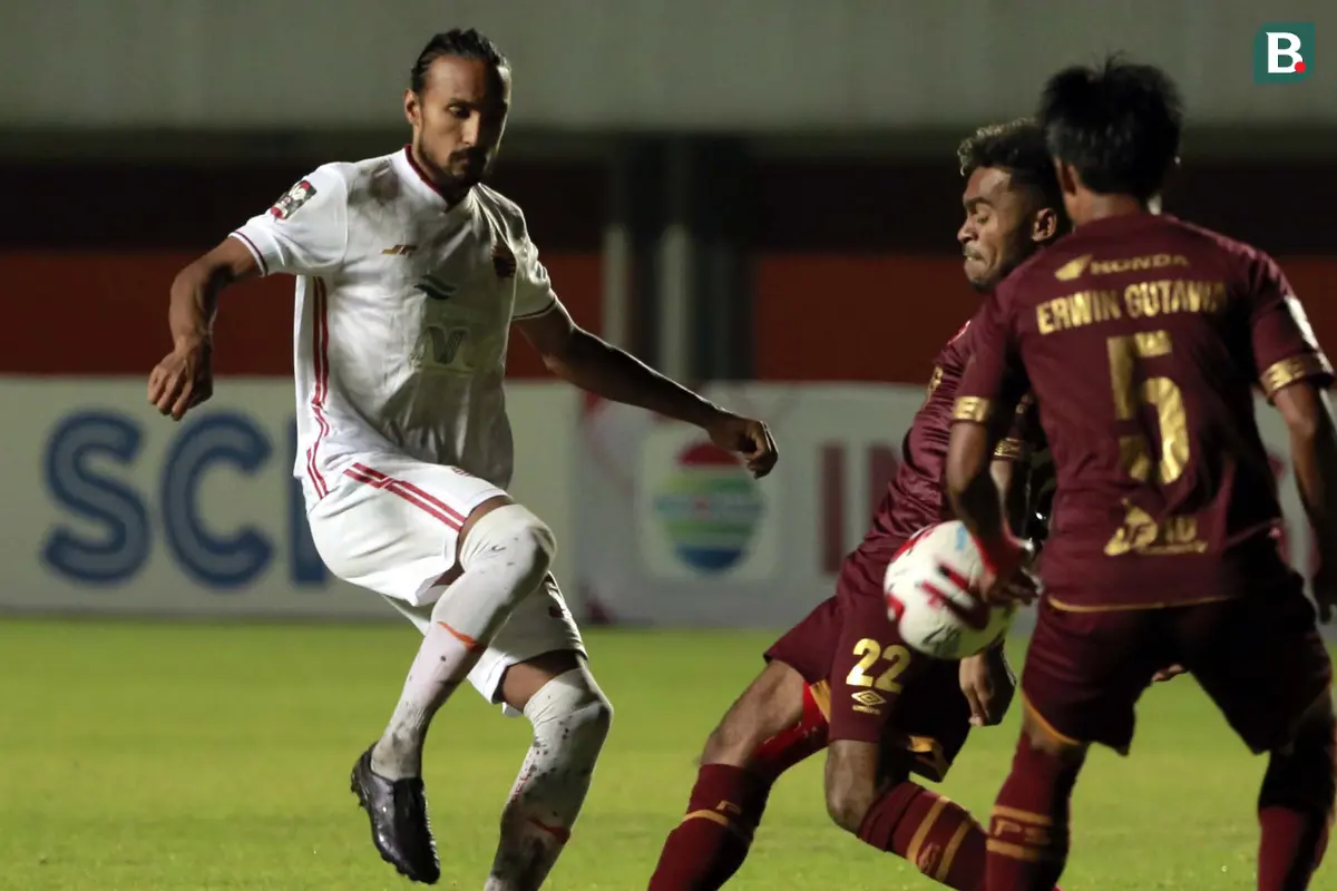 FOTO: PSM Makassar Imbangi Persija Jakarta Tanpa Gol dalam Leg Pertama Semifinal Piala Menpora 2021 - Rohit Chand; Yakob Sayuri