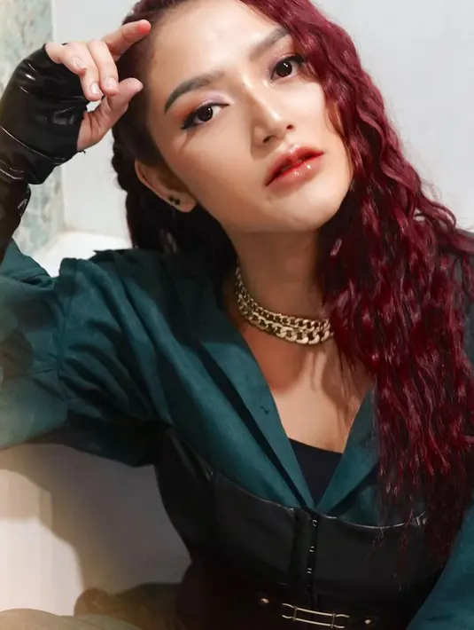 Pedangdut asal Bekasi ini memang kerap tampil nyentrik. Selain outfit yang dikenakan, gaya rambutnya kerap mencuri perhatian. (Liputan6.com/IG/@sitibadriahh).