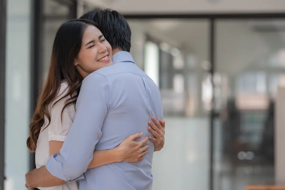 perempuan dan pasangan 11 mei pelukan