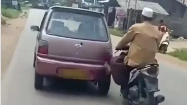 10 Potret Absurd Orang Bantu Dorong Kendaraan Mogok Ini Bikin Geleng Kepala