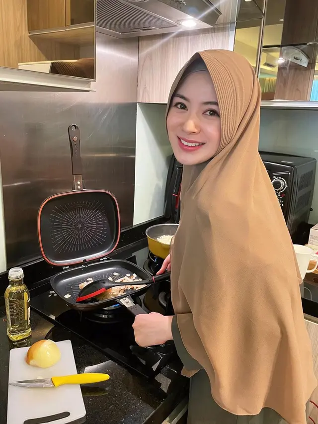 7 Inspirasi Gaya Hijab Ayana Jihye Moon, Simple dan Menawan
