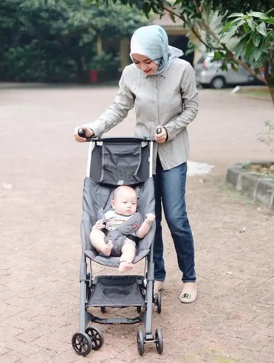 Seperti ini misalnya, Aryani tampil dengan celana jeans, blouse abu-abu, dan hijabnya yang sederhana. Tetap memesona kan? (Instagram/aryanifitriana24)
