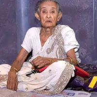 Shila saat berjualan di pinggir jalan | Sumber Foto: mrshethwala.com