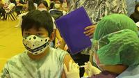 Anak sekolah di Tangerang mengikuti vaksinasi massal Covid-19 menggunakan Sinovac. (Istimewa)