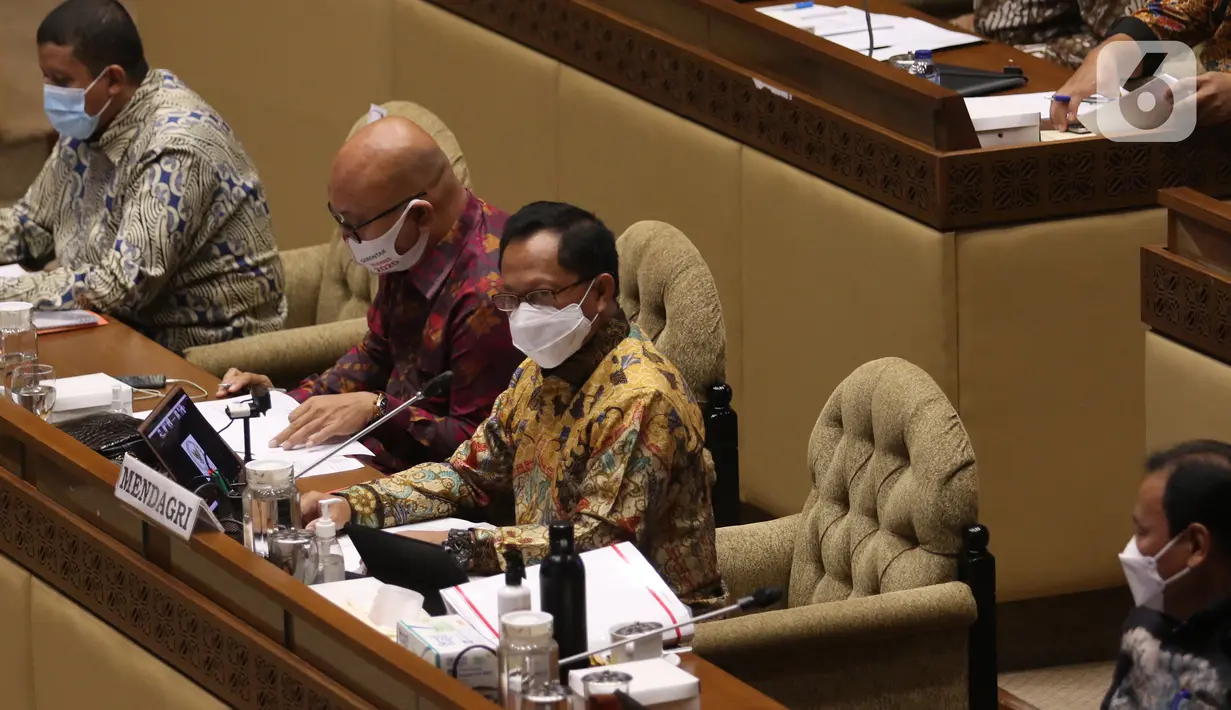Menteri Dalam Negeri (Mendagri) Tito Karnavian (kanan) menghadiri rapat dengar pendapat (RDP) dengan Komisi II di gedung DPR RI, Jakarta, Selasa (19/1/2021). Rapat tersebut membahas evaluasi pelaksanaan pemilihan kepala daerah (Pilkada) 2020 pada 9 Desember  lalu. (Liputan6.com/Angga Yuniar)