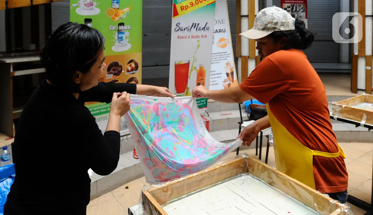 Sejumlah anak berkebutuhan khusus (ABK) mengikuti pelatihan melukis di atas air atau suminagashi di Pasar Gintung, Tangerang Selatan, Banten, Minggu (26/6/20222). Kegiatan ini diharapkan dapat menjadi bekal bagi para ABK untuk mengisi kesibukan sekaligus merangsang motorik.
(merdeka.com/Arie Basuki)