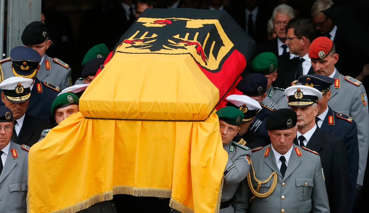 Tentara membawa peti jenazah mantan Kanselir Jerman Helmut Kohl saat upacara resmi militer usai requiem di katedral Speyer, Jerman (1/7). Helmut Kohl meninggal dunia pada usia 87 tahun. (AP Photo / Michael Probst )
